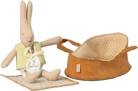 Zajačik v cestovnej postieľke