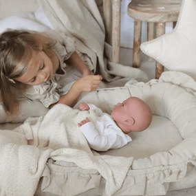 Ľanové hniezdo pre bábätko s volánom prírodné