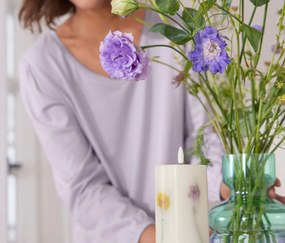 LED sviečka z pravého vosku so sušenými kvetmi