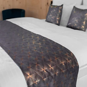 Biante Zamatový prehoz/behúň na posteľ Isabela IBL-003 Rose Gold trojuholníky na sivom 60x200 cm