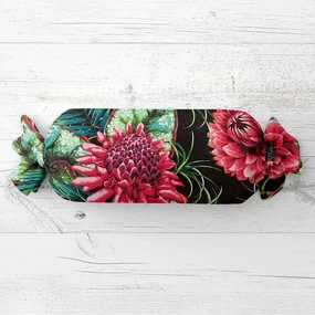 Biante Vankúš valec bonbon Sandra SA-566 Veľké tropické kvety a listy na čiernom 15x40 cm