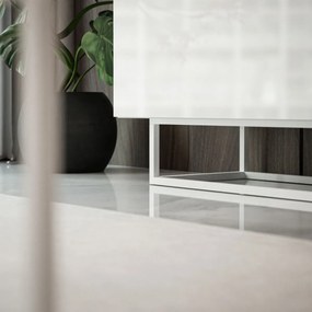 TV STOLÍK ELEGANTE 150 cm BIELY VYSOKÝ LESK + BIELY OCEĽOVÝ PODSTAVEC