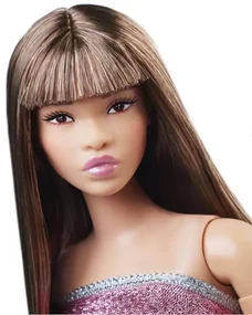 BRB LOOKS BRUNETKA V RUŽOVÝCH MINI ŠATÁCH