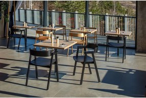 Čierna jedálenská stolička s podrúčkami z dubového dreva Flip – Gazzda