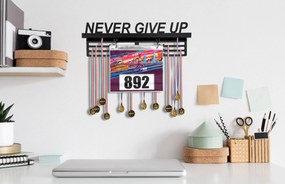 Kovový vešiak na medaily a štartové čísla NEVER GIVE UP - čierny