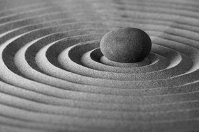 Fototapeta upokojujúci zen kameň v čiernobielom prevedení