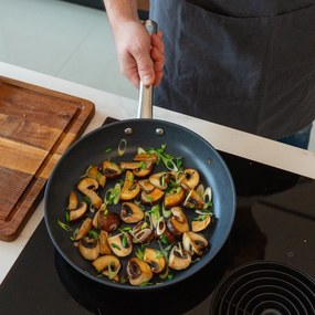 Panvica s titánovým povrchom Ø 28 cm - Saturn Terra Lunasol - 601302