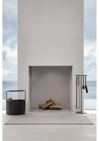 Čierny kovový košík na palivové drevo Blomus Fireplace