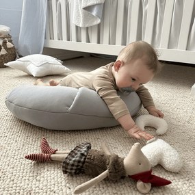 Vankúš croissant svetlo šedá 55cm