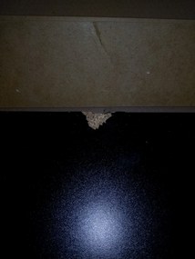 AKCIA Závesný TV stolík MEORATI 150x40 cm, čierna/dub artisan II. trieda