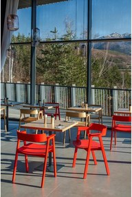 Červená jedálenská stolička s podrúčkami z dubového dreva Flip – Gazzda