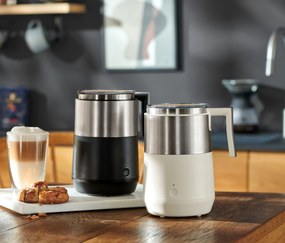 Indukčný napeňovač mlieka, krémovobiely