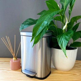 Nášľapný oceľový odpadkový kôš v matne striebornej farbe 5 l Akira – Spirella