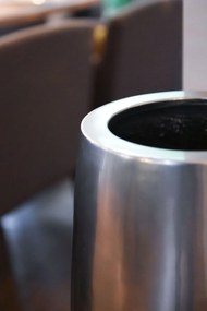 Exkluzívny kvetináč MAGNUM, sklolaminát, výška 80 cm, strieborná metalíza