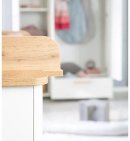 Biela nízka detská komoda v dekore duba s prebaľovacím pultom 119x100 cm Ava – Roba