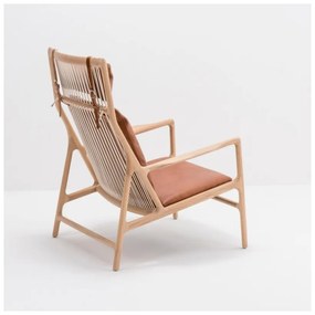 Kreslo s konštrukciou z masívneho dubového dreva a koňakovohnedým sedadlom z byvolej kože Gazzda Dedo