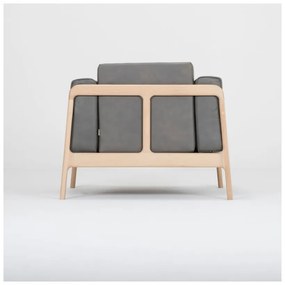 Tmavosivé kreslo z byvolej kože s konštrukciou z masívneho dubového dreva Gazzda Fawn