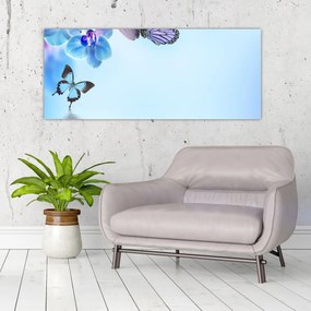 Obraz - Motýľ na kvetoch orchidey, modrý (120x50 cm)