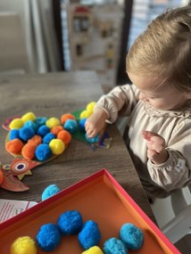 Výtvarná hra - koláž z veľkých brmbolcov