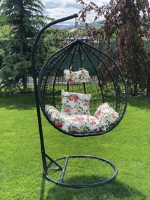 Kvalitné čierne závesné kreslo s kvetinovými vankúšmi