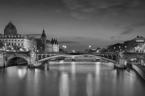 Nádherná samolepiaca fototapeta večerný Paríž v čiernobielom prevedení