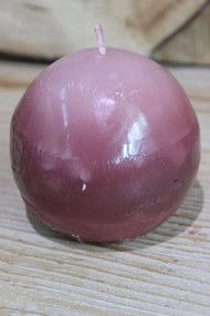 Tmavo ružová voňavá sviečka v tvare gule 9cm