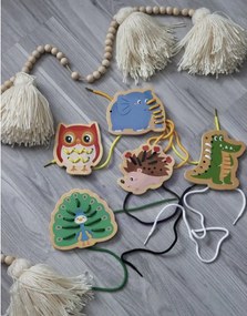 Navliekanie drevených zvieratiek na šnúrky – 10 ks