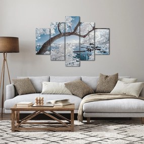 Obraz zasneženého stromu pri vode (150x105 cm)