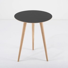 Odkladací stolík z dubového dreva s čiernou doskou Gazzda Arp, ⌀ 45 cm