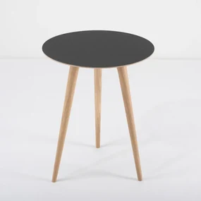 Odkladací stolík z dubového dreva s čiernou doskou Gazzda Arp, ⌀ 45 cm
