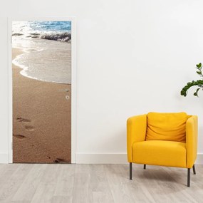 Fototapeta na dvere - Stopy v piesku a more (95x205cm)