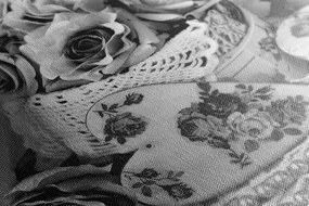 Obraz zátišie plné ruží v čiernobielom prevedení