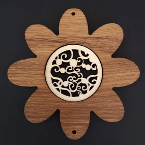 AMADEA Drevená ozdoba z masívu s vkladom - kvet s ornamentom 10 cm