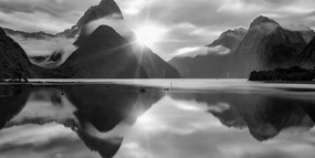 Obraz Milford Sound při východu slunce v čiernobielom prevedení