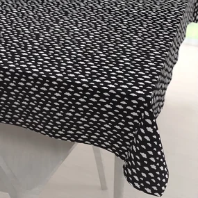 Biante Detský bavlnený obdĺžnikový obrus Sandra SA-306 Biele obláčiky na čiernom 100x140 cm