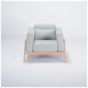 Kreslo s konštrukciou z dubového dreva s modrosivým textilným sedadlom Gazzda Fawn