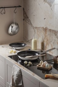 Panvica Eva Trio s keramickým povrchom 24 cm