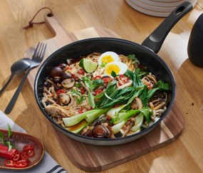 Profesionálna panvica z ušľachtilej ocele s kvalitnou keramickou povrchovou úpravou, priemer cca 28 cm