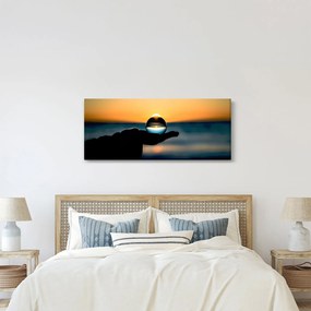 Obraz sklenenej gule v dlani (120x50 cm)