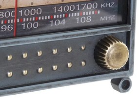 Stolové retro hodiny kovové, motív "rádio", 26x7x21,5cm