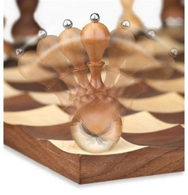 Umbra Šach WOBBLE 38x38 cm, figúrky sa kývajú