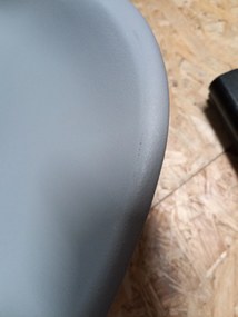 AKCIA Svetlosivá stolička BALI MARK s čiernymi nohami II. akosť