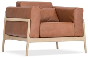 Koňakovohnedé kreslo z byvolej kože s konštrukciou z masívneho dubového dreva Gazzda Fawn