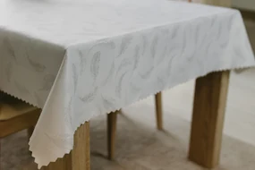 Dekorstudio Luxusný obrus na stôl Pierko - strieborný SW24 Rozmer obrusu (šírka x dĺžka): 140x240cm
