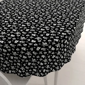 Biante Detský bavlnený oválny obrus Sandra SA-104 Biele pirátske lebky na čiernom 120x140 cm