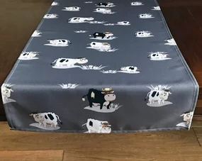 Sivý behúň s motívom kravičiek Šírka: 55 cm | Dĺžka: 120 cm