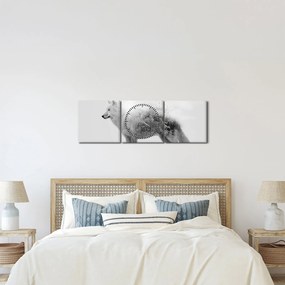 Obraz - Arktický vlk zrkadliaci divokú krajinu, čiernobiely (s hodinami) (90x30 cm)