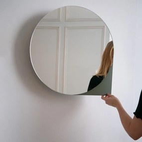 Sivozelená kovová závesná/so zrkadlom kúpeľňová skrinka 55x55 cm Sonnet – Spinder Design