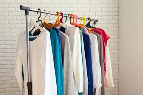 Vešiakový stojan na kolieskach IDA čierny