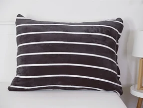 Obliečka na vankúš mikroplyš 70 × 90 cm – Kamala tmavosivá